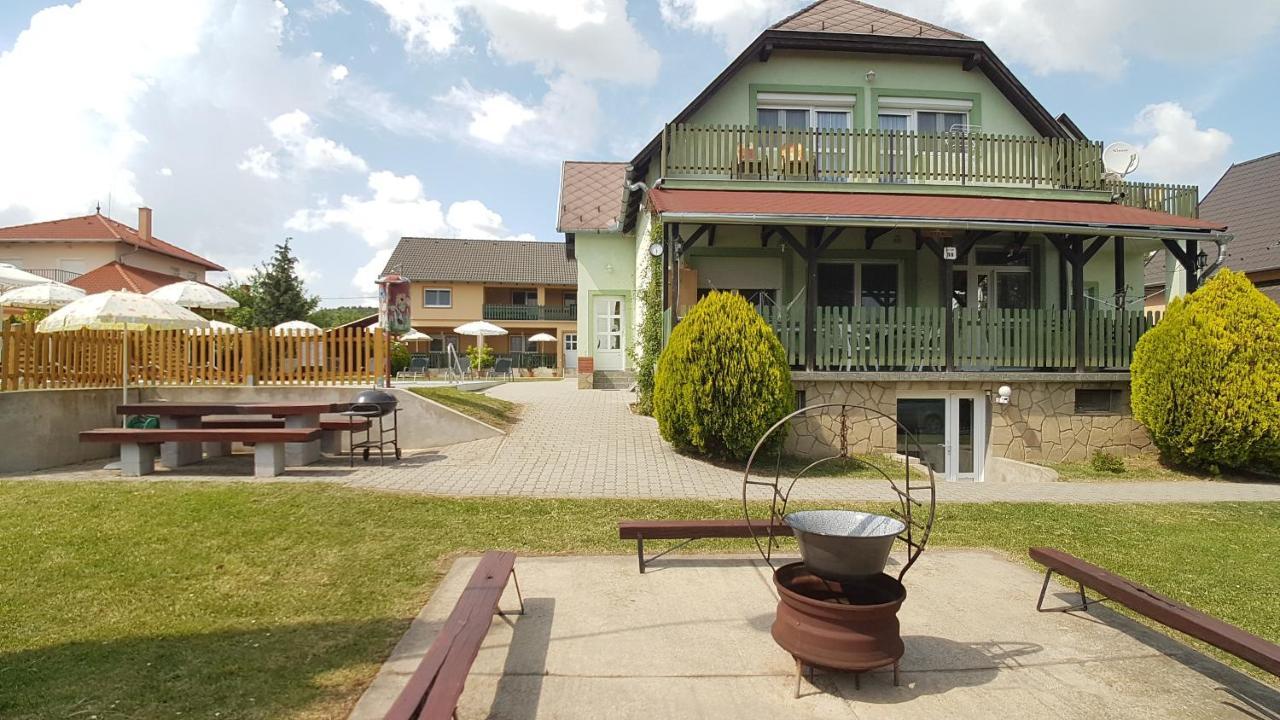 Krisztian Apartmanhaz Vonyarcvashegy Exterior photo